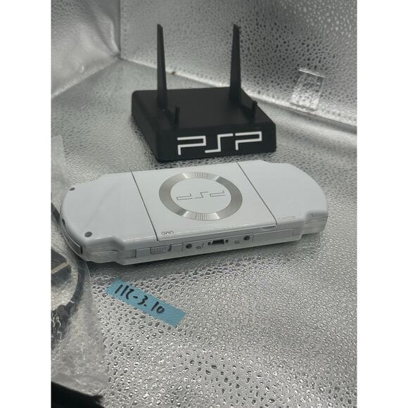 White psp 2000 w/charger & new battery no drive noise - Picture 2 of 8